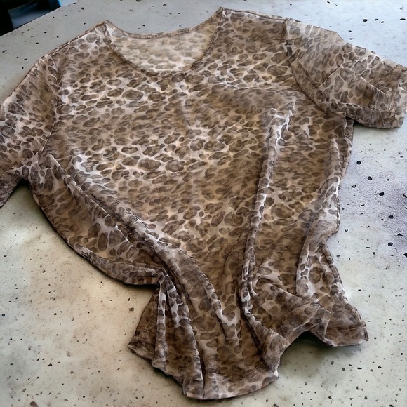 🐆Sheer leopard print shirt. TRENDING leopard print and SHEER 🐆 Great condition - Picture 4 of 14